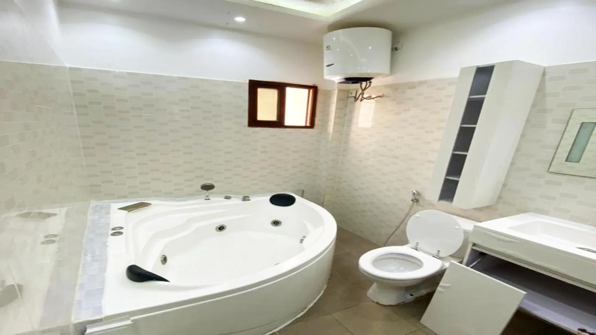 Superb Apartment With Jacuzzi No019 Dakar