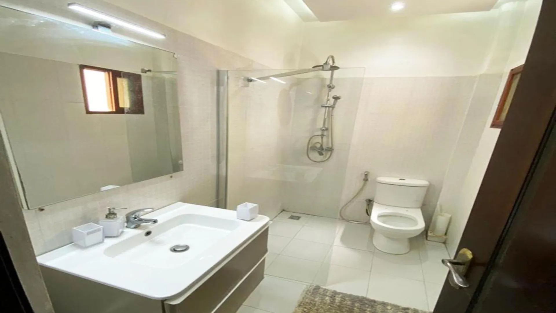 Superb Apartment With Jacuzzi No019 Dakar